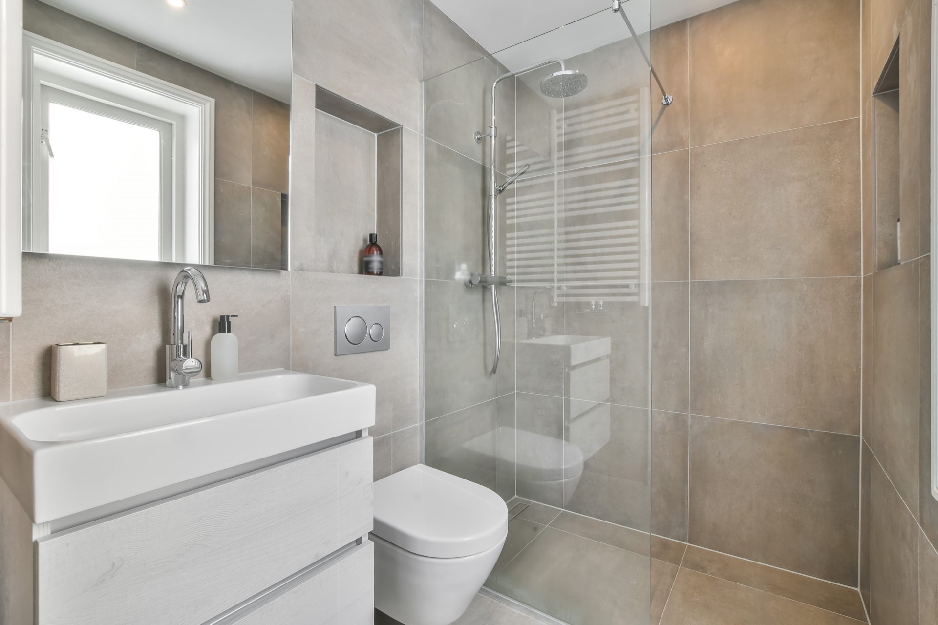 Salle de bain rénovée avec douche à l’italienne